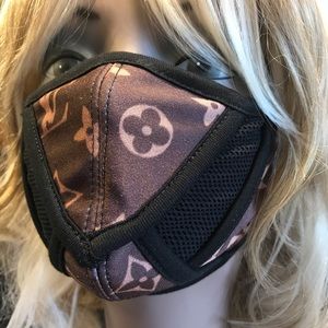 Louis Vuitton printed fabric face mask 😷